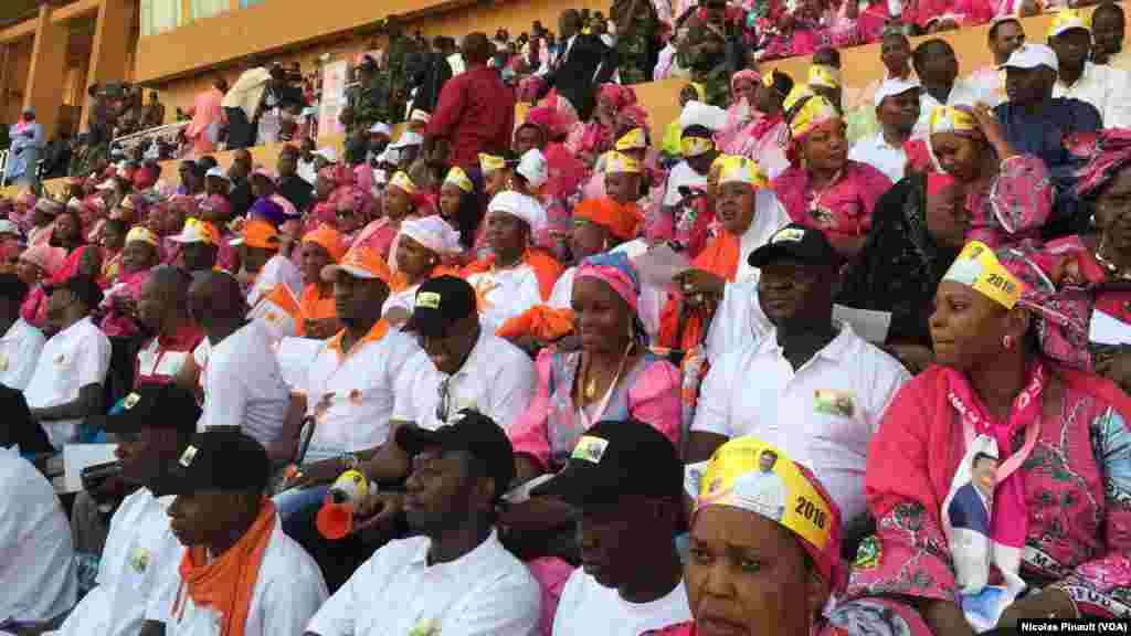 Des militants du PNDS, le parti de Mahamadou Issoufou, habillés en rose lors du dernier meeting de campagne de Mahamadou Issoufou au stade Seyni Kountché, Niamey, 18 février 2016 (VOA/Nicolas Pinault)