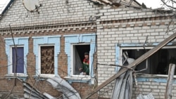 Un trabajador municipal inspecciona una casa dañada por un ataque con drones rusos, en medio del ataque de Rusia a Ucrania, en Zaporizhzhia, Ucrania, el 25 de noviembre de 2024. REUTERS