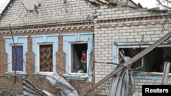 Un trabajador municipal inspecciona una casa dañada por un ataque con drones rusos, en medio del ataque de Rusia a Ucrania, en Zaporizhzhia, Ucrania, el 25 de noviembre de 2024. REUTERS