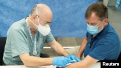 Seorang dokter menyuntikkan vaksin cacar monyet kepada seorang pria di Pusat Kesehatan Publik Abrams di Tucson, Arizona, pada 20 Agustus 2022. (Foto: Reuters/Rebecca Noble)