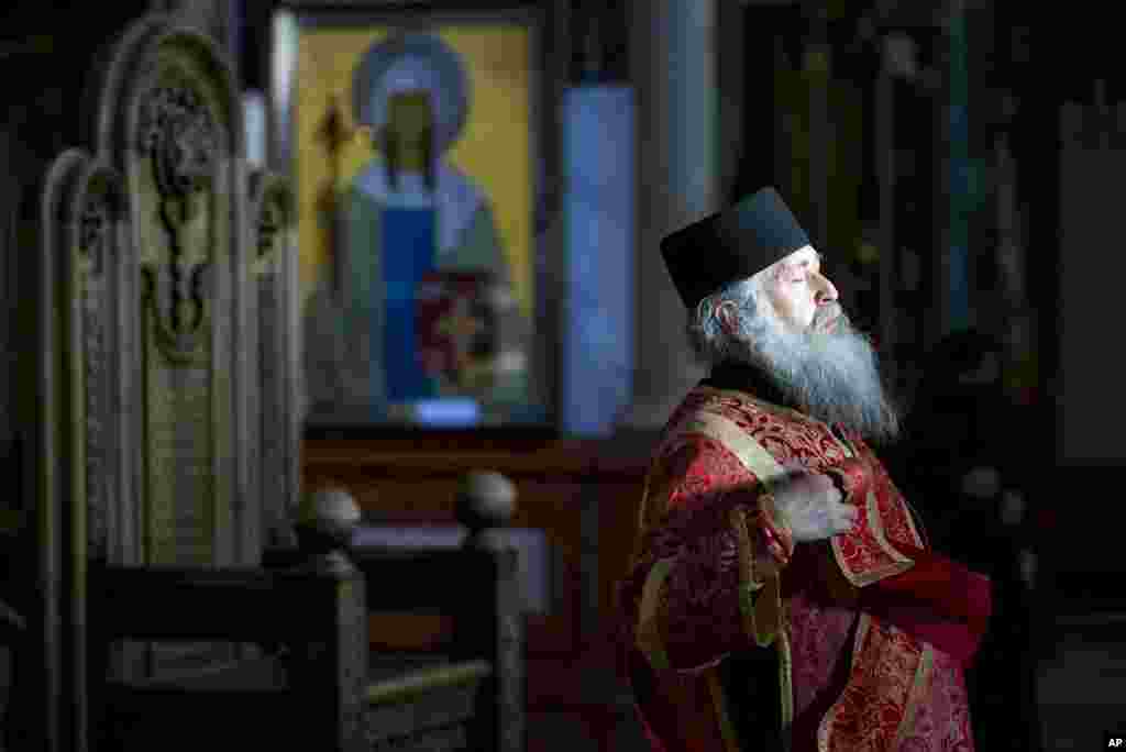 Un sacerdote de la Iglesia Ortodoxa de Georgia conduce una misa sin fieles en la catedral de la Trinidad en Tbilisi, Georgia, el sábado 18 de abril de 2020.