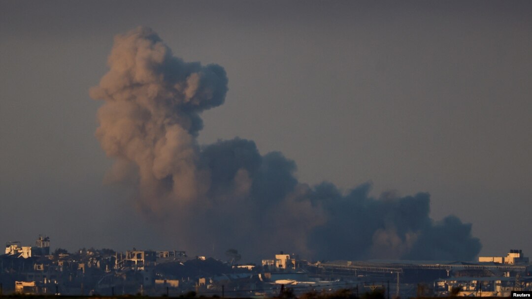 Dim od eksplozija iznad Gaze (Foto: REUTERS/Clodagh Kilcoyne)