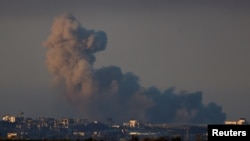 Dim od eksplozija iznad Gaze (Foto: REUTERS/Clodagh Kilcoyne)