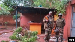 Des soldats maliens sur les lieux d'une attaque à Sevare, le 7 août 2015.