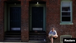 Jack Coopersmith se sienta fuera de su apartamento y participa en una reunión remota mientras trabaja desde casa en medio del brote de la enfermedad del coronavirus en Cambridge, EE. UU., el 22 de mayo de 2020.