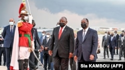 Le président sud-africain Cyril Ramaphosa avec son homologue ivoirien Alassane Ouattara (à dr.) à son arrivée à l'aéroport Felix Houphouet Boigny d'Abidjan, le 1er décembre 2021.