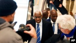 Lamine Diack, au centre, arrive au Palais de Justice à Paris, France le 13 janvier 2020.