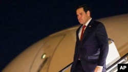 El secretario de Estado de EEUU, Marco Rubio, desembarca en la Base Conjunta Andrews, Maryland, luego de que el avión experimentara un problema mecánico mientras lo llevaba a la Conferencia de Seguridad de Múnich, el jueves 13 de febrero de 2025.