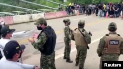 Entre los haitianos habían niños pequeños y mujeres embarazadas, la policía los enfrentó el 16 de febrero de 2021. [Captura de pantalla tomada de video de Reuters]