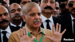 Pemimpin kelompok oposisi Pakistan Shehbaz Sharif berbicara kepada media di Mahkamah Agung Paskitan di Islamabad, pada 7 April 2022. (Foto: Reuters/Akhtar Soomro)