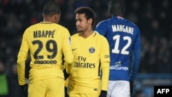 Neymar et Mbappé lors du match contre Strasbourg, le 2 décembre 2017.