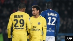 Neymar et Mbappé lors du match contre Strasbourg, le 2 décembre 2017.