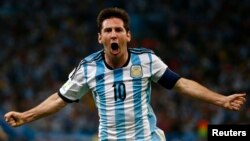 Lionel Messi merayakan gol yang dicetak ke gawang Bosnia Herzegovina di Rio de Janeiro, Minggu (15/6). 