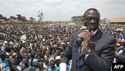 Ông Besigye mô tả cuộc bầu cử này là giả mạo, và nói ông bác bỏ khả năng lãnh đạo của ông Museveni.