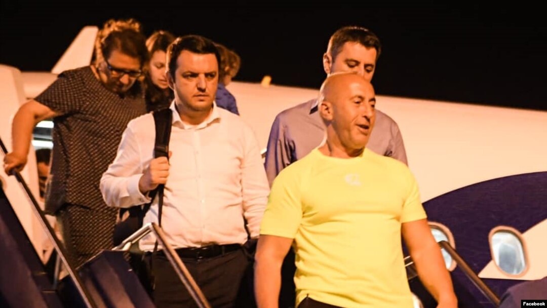 Ramuš Haradinaj, predsednik Vlade Kosova u ostavci, nakon sletanja na pritšninski aerodrom, 25. jula 2019. (Foto: Facebook stranica Ramuša Haradinaja)