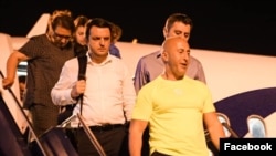 Ramuš Haradinaj, predsednik Vlade Kosova u ostavci, nakon sletanja na pritšninski aerodrom, 25. jula 2019. (Foto: Facebook stranica Ramuša Haradinaja)