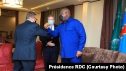 Président Félix Tshisekedi (D) ayambi motindami ya lokumu ya Etats-Unis mpo liseke to corne ya Afrika Jeff Feltman (G) elongo na ntoma na ya Amerika na Kinshasa Mike Hammer (C) na Goma, Nord-Kivu, 26 juin 2021. (Présidence RDC) 