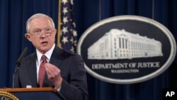 Un juez en Chicago suspendió temporalmente en toda la nación una orden del fiscal general de Estados Unidos, Jeff Sessions, para suspender fondos a las ciudades que ofrecen refugio a inmigrantes.