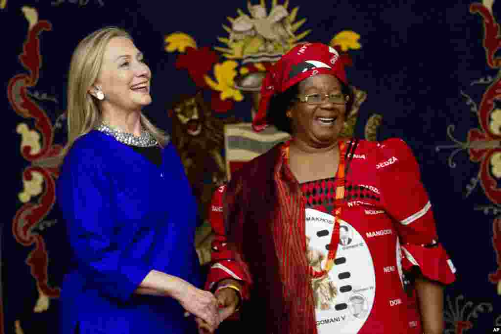 Hillary Rodham Clinton com a Presidente do Malawi, Joyce Banda, em Lilongwe