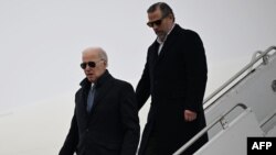 Predsednik Džo Bajden i njegov sin Hanter na aerodromu Nacionalne garde u Sirakjuzu u Njujorku, 4. februara 2023. 