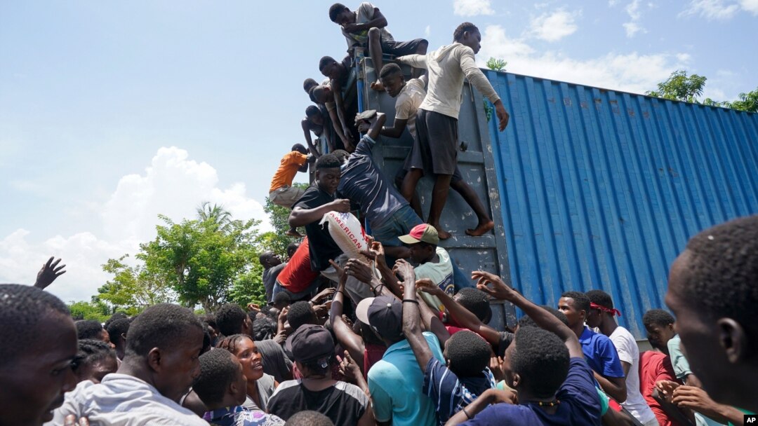 Ljudi otimaju dopremljenu pomoć iz kamiona u Vaj Teru, Haiti, 20. avgusta 2021.