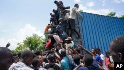 Ljudi otimaju dopremljenu pomoć iz kamiona u Vaj Teru, Haiti, 20. avgusta 2021.
