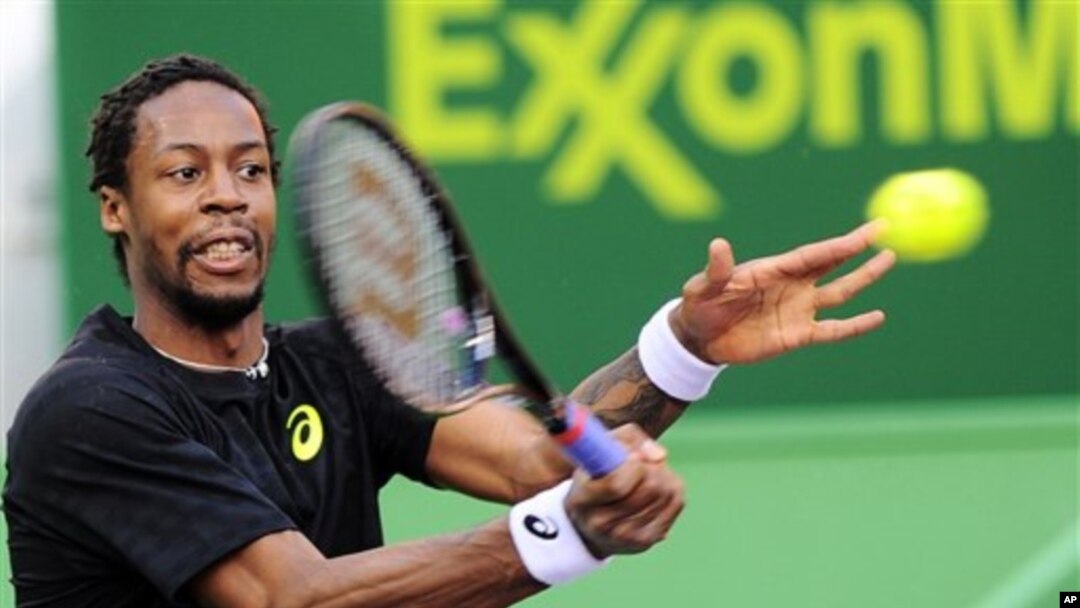 Petenis Prancis Gael Monfils mengembalikan bola kepada petenis Jerman Daniel Brands dalam babak perempat final turnamen Qatar Terbuka di Doha (foto, 3/1/2013).