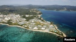 Foto dari udara pangkalan udara AS Camp Schwab, di luar desa kecil Henoko, wilayah Nago, pulau Okinawa, Jepang (29/10). 