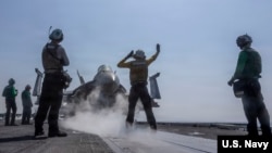 2026年2月28日，隶属于第151战斗攻击机中队(VFA)的一架 F/A-18E 超级大黄蜂战斗机准备从尼米兹级航空母舰“亚伯拉罕·林肯”号的飞行甲板上起飞，以支援“史诗狂怒行动”。