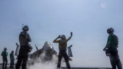 2026年2月28日，隶属于第151战斗攻击机中队(VFA)的一架 F/A-18E 超级大黄蜂战斗机准备从尼米兹级航空母舰“亚伯拉罕·林肯”号的飞行甲板上起飞，以支援“史诗狂怒行动”。