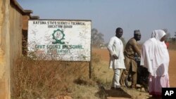 Orang tua dari siswa sekolah menengah Ilmu Pemerintah yang hilang menunggu berita tentang anak-anak mereka di Kankara, Nigeria, Selasa, 15 Desember 2020. (Foto: AP)