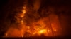 El incendio del parque arde a lo largo de la autopista 32 cerca de Butte Meadows, California, el 28 de julio de 2024.