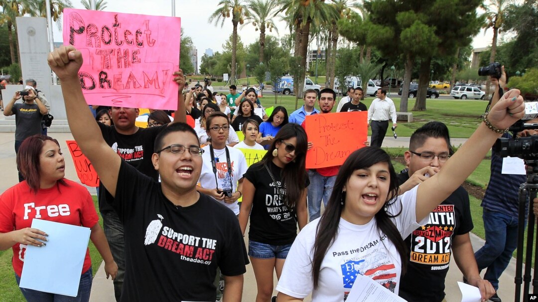 Para imigran melakukan unjuk rasa di negara bagian Arizona, AS menentang undang-undang imigrasi baru (foto: dok). 