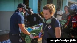 Seseorang yang terluka akibat gempa dipindahkan ke helikopter Penjaga Pantai AS di Les Cayes, Haiti, Senin, 16 Agustus 2021, dua hari setelah gempa berkekuatan 7,2 melanda bagian barat daya negara itu. (Foto: AP/Joseph Odelyn)