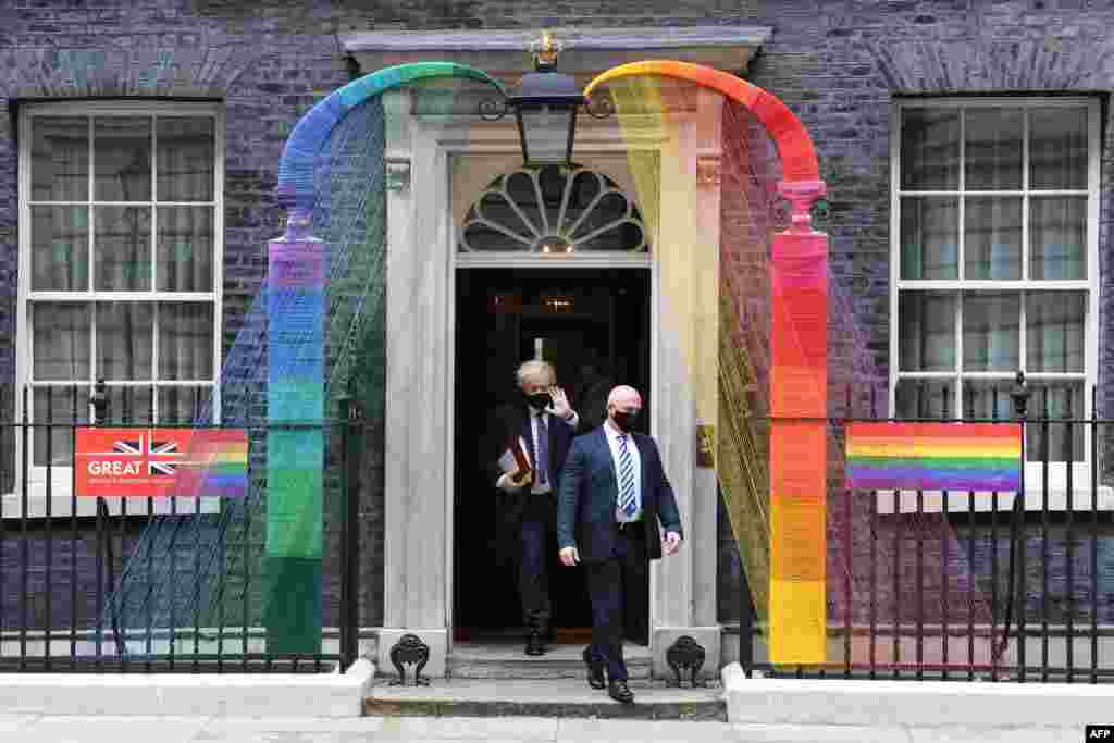 보리스 존슨 영국 총리가 성소수자 권리를 상징하는 무지개 색으로 장식된 런던 다우닝가 10번지 관저에서 나오고 있다. 