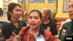 FILE: Tep Vanny, land rights activist, spoke to the media on Wednesday, January 18, 2017 about the judicial prosecution against nationalists after she was walked out by security guards from the courtroom. (Hul Reaksmey/VOA Khmer) 