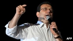 Presidente da Câmara de Istambul e candidato do Partido Republicano do Povo (CHP), na oposição, Ekrem Imamoglu, discursa perante apoiantes que festejam junto ao edifício principal do município, após as eleições autárquicas na Turquia, em Istambul, a 31 de março de 2024