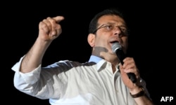 FILE Istanbul's mayor and main opposition Republican People's Party (CHP) candidate Ekrem Imamoglu makes a speech to supporters, in Istanbul on March 31, 2024.