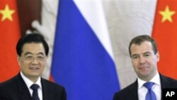 모스크바 정상회담에서 후진타오 중국 국가주석(좌)과 드미트리 메드베데프 러시아 대통령(우)