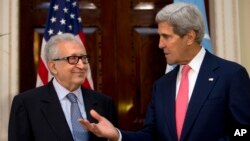 جان کری، وزیر امورخارجه آمریکا (راست) در کنار اخضر ابراهیمی، فرستاده ویژه سازمان ملل متحد و اتحادیه عرب - ۱۲ اکتبر ۲۰۱۳