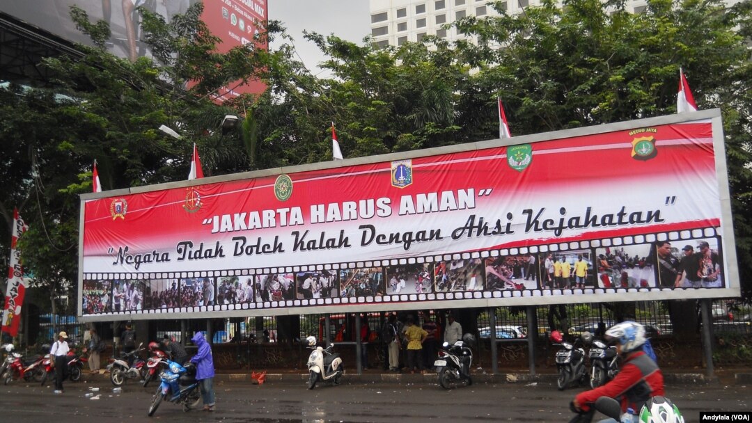 Papan reklame 'Jakarta Harus Aman' di pelataran markas Polda Metro Jaya, 3 Februari 2015 (Foto: VOA/Andylala).