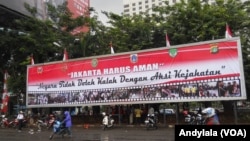 Papan reklame 'Jakarta Harus Aman' di pelataran markas Polda Metro Jaya, 3 Februari 2015 (Foto: VOA/Andylala).