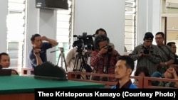 Suasana pembacaan vonis dari majelis hakim di PN Sanggau, Kalimantan Barat (courtesy: Theo Kristoporus Kamayo)