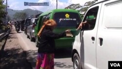 Warga korban banjir Kecamatan Bale Endah, Kabupaten Bandung terpaksa mengemis untuk memenuhi kebutuhan hidup mereka selama di pengungsian (foto: VOA/R. Teja Wulan). 