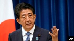 资料照：日本前首相安倍晋三在记者会上（2020年8月28日 美联社）