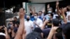 El líder de la oposición venezolana, Juan Guaidó, habla durante una reunión en el barrio de Santa Cruz, del este en Caracas.