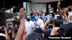 El líder de la oposición venezolana, Juan Guaidó, habla durante una reunión en el barrio de Santa Cruz, del este en Caracas.