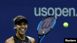 Madison Keys merayakan kemenangannya atas petenis Estonia, Kaia Kanepi di perempat final turnamen AS Terbuka, 6 September 2017. (REUTERS/Shannon Stapleton)