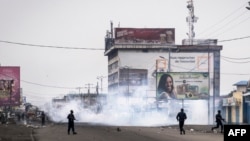 La police lance du gaz lacrymogène contre des manifestants lors d'une marche contre Kabila, le 21 janvier 2018 à Kinshasa.