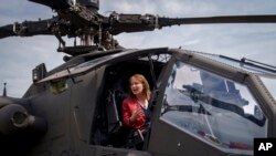 Кетлін Кавалек, посолка США в Румунії у бойовому вертольоті Apache на міжнародній виставці у Бухаресті, Румунія, 22 травня 2024 р. AP Photo/Vadim Ghirda